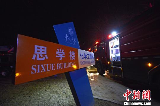 消防车在事发现场。　武俊杰 摄